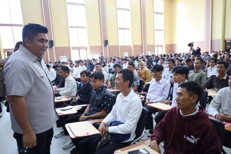 Bupati Bintan Robby Kurniawan saat meninjau job fair beberapa waktu lalu. Foto: Istimewa