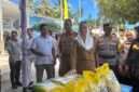 Bupati Natuna Cen Sui Lan saat meninjau pasar murah beberapa waktu lalu. Foto: INIKEPRI.COM/Arsip