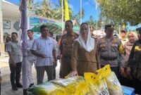 Bupati Natuna Cen Sui Lan saat meninjau pasar murah beberapa waktu lalu. Foto: INIKEPRI.COM/Arsip