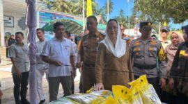 Bupati Natuna Cen Sui Lan saat meninjau pasar murah beberapa waktu lalu. Foto: INIKEPRI.COM/Arsip