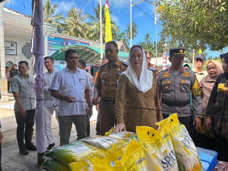 Bupati Natuna Cen Sui Lan saat meninjau pasar murah beberapa waktu lalu. Foto: INIKEPRI.COM/Arsip