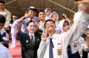 Sejumlah siswa berswafoto bersama Plh Wali Kota Batam, Li Claudia Chandra, usai upacara peringatan Hari Lahir Pancasila di Dataran Engku Putri, Batamcentre. Foto: INIKEPRI.COM/Media Center Batam 
