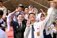 Sejumlah siswa berswafoto bersama Plh Wali Kota Batam, Li Claudia Chandra, usai upacara peringatan Hari Lahir Pancasila di Dataran Engku Putri, Batamcentre. Foto: INIKEPRI.COM/Media Center Batam 