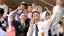 Sejumlah siswa berswafoto bersama Plh Wali Kota Batam, Li Claudia Chandra, usai upacara peringatan Hari Lahir Pancasila di Dataran Engku Putri, Batamcentre. Foto: INIKEPRI.COM/Media Center Batam 