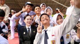 Sejumlah siswa berswafoto bersama Plh Wali Kota Batam, Li Claudia Chandra, usai upacara peringatan Hari Lahir Pancasila di Dataran Engku Putri, Batamcentre. Foto: INIKEPRI.COM/Media Center Batam 