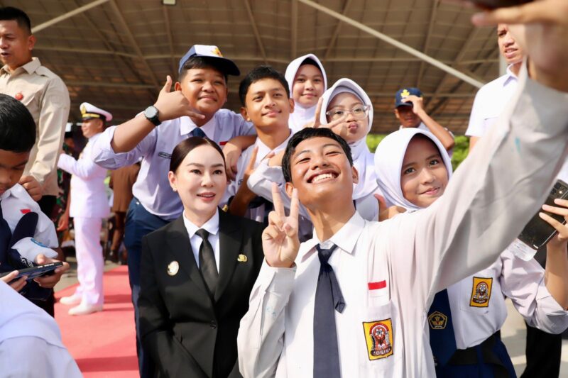 Sejumlah siswa berswafoto bersama Plh Wali Kota Batam, Li Claudia Chandra, usai upacara peringatan Hari Lahir Pancasila di Dataran Engku Putri, Batamcentre. Foto: INIKEPRI.COM/Media Center Batam 