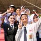 Sejumlah siswa berswafoto bersama Plh Wali Kota Batam, Li Claudia Chandra, usai upacara peringatan Hari Lahir Pancasila di Dataran Engku Putri, Batamcentre. Foto: INIKEPRI.COM/Media Center Batam 