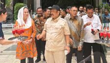 Bupati Natuna Cen Sui Lan bersama Menteri PPN/Kepala Bappenas Rachmat Pambudy saat peresmian Gedung Cakrawala dan Gedung Nusantara PT McDermott Indonesia di Batam. Momen tersebut dimanfaatkan Cen Sui Lan untuk menyampaikan aspirasi pembangunan Natuna. Foto: INIKEPRI.COM/NatunaKab
