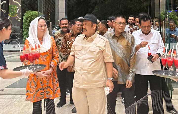 Bupati Natuna Cen Sui Lan bersama Menteri PPN/Kepala Bappenas Rachmat Pambudy saat peresmian Gedung Cakrawala dan Gedung Nusantara PT McDermott Indonesia di Batam. Momen tersebut dimanfaatkan Cen Sui Lan untuk menyampaikan aspirasi pembangunan Natuna. Foto: INIKEPRI.COM/NatunaKab