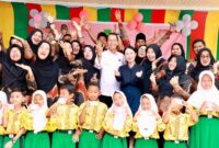 Wali Kota Batam, Amsakar Achmad, bersama Wakil Wali Kota Batam, Li Claudia Chandra, bersama siswa saat penyerahan KIA belum lama ini. Foto: INIKEPRI.COM/Media Center Batam 