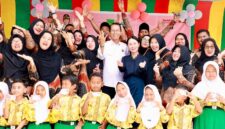 Wali Kota Batam, Amsakar Achmad, bersama Wakil Wali Kota Batam, Li Claudia Chandra, bersama siswa saat penyerahan KIA belum lama ini. Foto: INIKEPRI.COM/Media Center Batam 