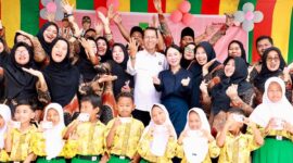 Wali Kota Batam, Amsakar Achmad, bersama Wakil Wali Kota Batam, Li Claudia Chandra, bersama siswa saat penyerahan KIA belum lama ini. Foto: INIKEPRI.COM/Media Center Batam 