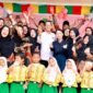 Wali Kota Batam, Amsakar Achmad, bersama Wakil Wali Kota Batam, Li Claudia Chandra, bersama siswa saat penyerahan KIA belum lama ini. Foto: INIKEPRI.COM/Media Center Batam 