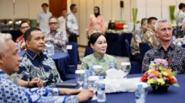 Plh Wali Kota Batam, Li Claudia Chandra, saat menerima kunjungan 22 atase pertahanan dari 19 negara sahabat dalam rangkaian Defence Attache Tour 2026 di Batam. Foto: INIKEPRI.COM/Media Center Batam 