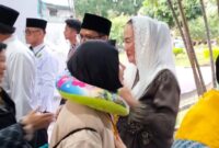 Bupati Natuna Cen Sui Lan menyambut secara langsung jamaah haji asal Natuna di asrama Haji Batam. Foto: INIKEPRI.COM