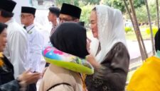 Bupati Natuna Cen Sui Lan menyambut secara langsung jamaah haji asal Natuna di asrama Haji Batam. Foto: INIKEPRI.COM