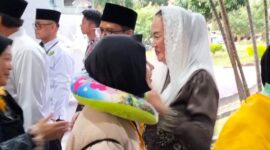 Bupati Natuna Cen Sui Lan menyambut secara langsung jamaah haji asal Natuna di asrama Haji Batam. Foto: INIKEPRI.COM