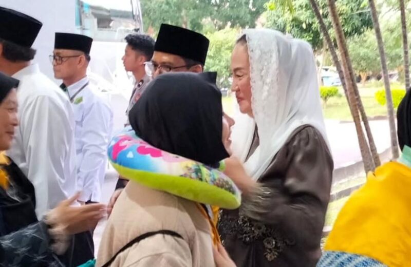 Bupati Natuna Cen Sui Lan menyambut secara langsung jamaah haji asal Natuna di asrama Haji Batam. Foto: INIKEPRI.COM