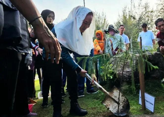 Bupati Natuna Cen Sui Lan menanam pohon di hari lingkungan hidup sedunia. Foto: ANTARA/Muhamad Nurman 
