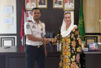 Bupati Natuna, Cen Sui Lan berfoto bersama Kepala Kantor Imigrasi Kelas II TPI Ranai, Wahyu. Foto: INIKEPRI.COM