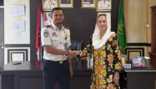 Bupati Natuna, Cen Sui Lan berfoto bersama Kepala Kantor Imigrasi Kelas II TPI Ranai, Wahyu. Foto: INIKEPRI.COM