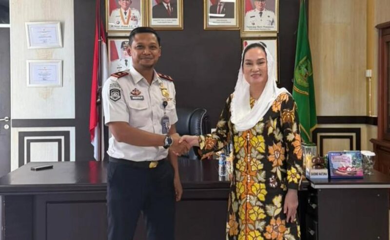 Bupati Natuna, Cen Sui Lan berfoto bersama Kepala Kantor Imigrasi Kelas II TPI Ranai, Wahyu. Foto: INIKEPRI.COM