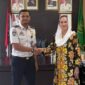 Bupati Natuna, Cen Sui Lan berfoto bersama Kepala Kantor Imigrasi Kelas II TPI Ranai, Wahyu. Foto: INIKEPRI.COM