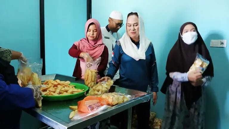 Bupati Natuna Cen Sui Lan meninjau PLUT UMKM. Foto: Faturahman/HaluanKepri