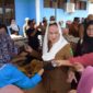 Bupati Natuna Cen Sui Lan turun langsung melayani warga yang berbelanja di Pasar Pangan Murah di Kelarik, Kecamatan Bunguran Timur. Foto: Sar/acikepri.com
