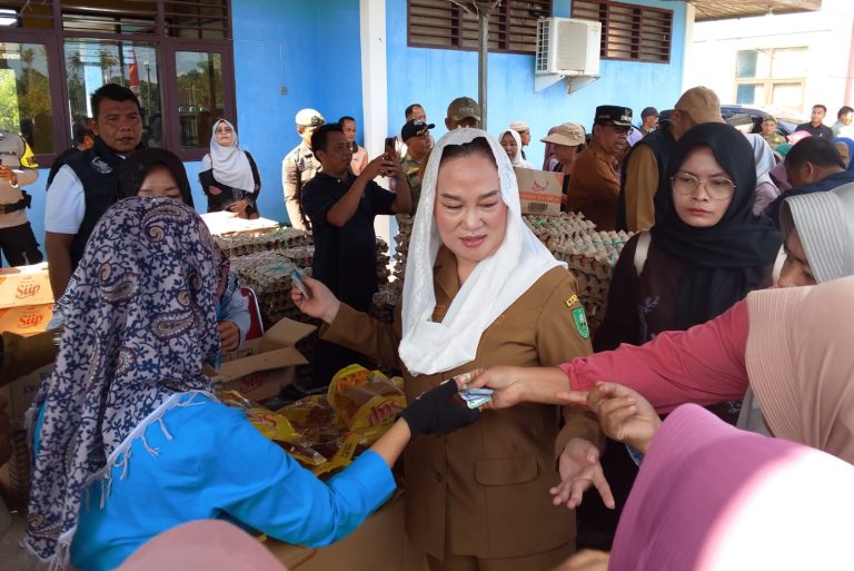 Bupati Natuna Cen Sui Lan turun langsung melayani warga yang berbelanja di Pasar Pangan Murah di Kelarik, Kecamatan Bunguran Timur. Foto: Sar/acikepri.com