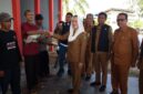 Bupati Natuna Cen Sui Lan menyerahkan bantuan sembako di Kelarik. Foto: Istimewa