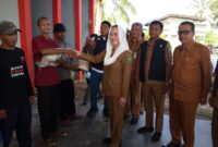 Bupati Natuna Cen Sui Lan menyerahkan bantuan sembako di Kelarik. Foto: Istimewa 