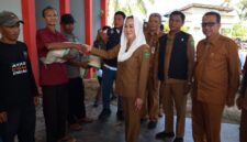 Bupati Natuna Cen Sui Lan menyerahkan bantuan sembako di Kelarik. Foto: Istimewa