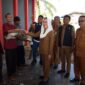 Bupati Natuna Cen Sui Lan menyerahkan bantuan sembako di Kelarik. Foto: Istimewa 