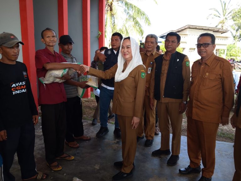 Bupati Natuna Cen Sui Lan menyerahkan bantuan sembako di Kelarik. Foto: Istimewa