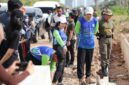 Wakil Wali Kota Batam Li Claudia Chandra saat melaksanakan gotong royong beberapa waktu lalu. Foto: Media Center Batam 