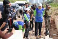 Wakil Wali Kota Batam Li Claudia Chandra saat melaksanakan gotong royong beberapa waktu lalu. Foto: Media Center Batam 