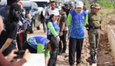 Wakil Wali Kota Batam Li Claudia Chandra saat melaksanakan gotong royong beberapa waktu lalu. Foto: Media Center Batam 