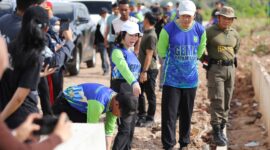 Wakil Wali Kota Batam Li Claudia Chandra saat melaksanakan gotong royong beberapa waktu lalu. Foto: Media Center Batam 