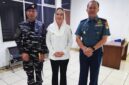 Bupati Natuna Cen Sui Lan (tengah) saat foto bersama Danguspurla Koarmana Iaksamana Pertama TNI Nurlan (pertama kiri) dan Komandan Lanal Ranai Kolonel Laut (P) Ady Dharmawan usai pertemuan bersama nelayan di Kantor Bupati. Foto: INIKEPRI.COM