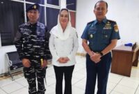 Bupati Natuna Cen Sui Lan (tengah) saat foto bersama Danguspurla Koarmana Iaksamana Pertama TNI Nurlan (pertama kiri) dan Komandan Lanal Ranai Kolonel Laut (P) Ady Dharmawan usai pertemuan bersama nelayan di Kantor Bupati. Foto: INIKEPRI.COM