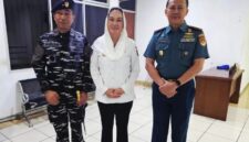 Bupati Natuna Cen Sui Lan (tengah) saat foto bersama Danguspurla Koarmana Iaksamana Pertama TNI Nurlan (pertama kiri) dan Komandan Lanal Ranai Kolonel Laut (P) Ady Dharmawan usai pertemuan bersama nelayan di Kantor Bupati. Foto: INIKEPRI.COM