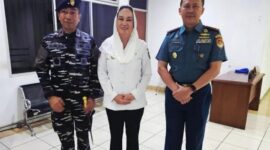 Bupati Natuna Cen Sui Lan (tengah) saat foto bersama Danguspurla Koarmana Iaksamana Pertama TNI Nurlan (pertama kiri) dan Komandan Lanal Ranai Kolonel Laut (P) Ady Dharmawan usai pertemuan bersama nelayan di Kantor Bupati. Foto: INIKEPRI.COM