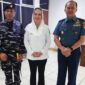 Bupati Natuna Cen Sui Lan (tengah) saat foto bersama Danguspurla Koarmana Iaksamana Pertama TNI Nurlan (pertama kiri) dan Komandan Lanal Ranai Kolonel Laut (P) Ady Dharmawan usai pertemuan bersama nelayan di Kantor Bupati. Foto: INIKEPRI.COM