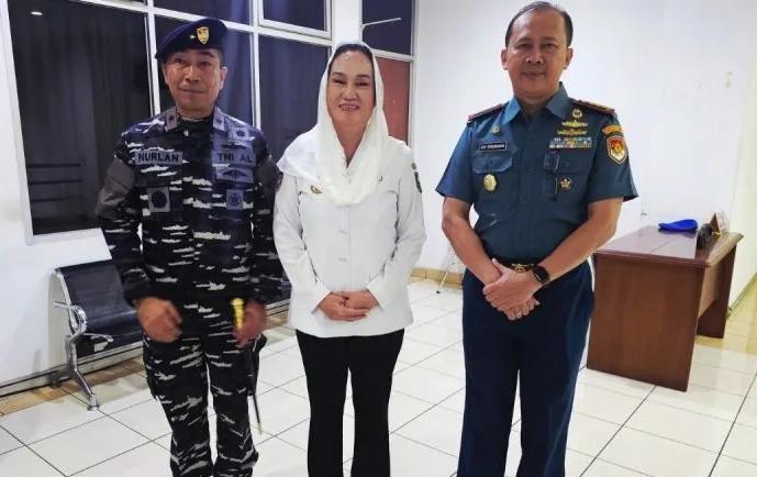 Bupati Natuna Cen Sui Lan (tengah) saat foto bersama Danguspurla Koarmana Iaksamana Pertama TNI Nurlan (pertama kiri) dan Komandan Lanal Ranai Kolonel Laut (P) Ady Dharmawan usai pertemuan bersama nelayan di Kantor Bupati. Foto: INIKEPRI.COM