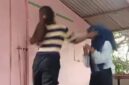 Aksi kekerasan yang dilakukan oleh pelaku kepada korban. Foto: Tangkapan Layar
