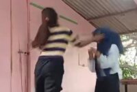 Aksi kekerasan yang dilakukan oleh pelaku kepada korban. Foto: Tangkapan Layar 