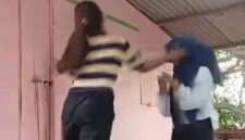 Aksi kekerasan yang dilakukan oleh pelaku kepada korban. Foto: Tangkapan Layar