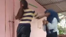 Aksi kekerasan yang dilakukan oleh pelaku kepada korban. Foto: Tangkapan Layar 