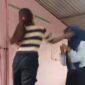 Aksi kekerasan yang dilakukan oleh pelaku kepada korban. Foto: Tangkapan Layar 